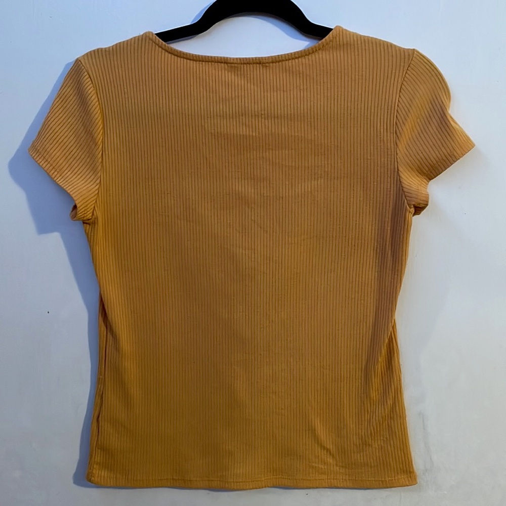 Short sleeve semi crop top with buttons - Picture 2 of 3